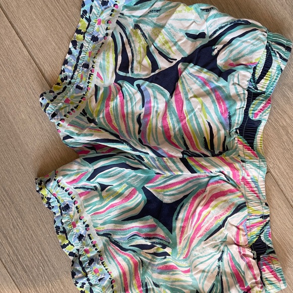 Lilly Pulitzer Tie waist shorts. Medium. - Picture 4 of 4